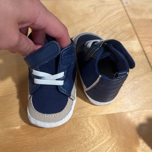 2 pairs CARTERS of baby boy crib shoe size 3-6 months - Picture 11 of 15